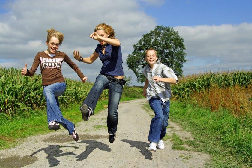 Springende, fröhliche Kinder