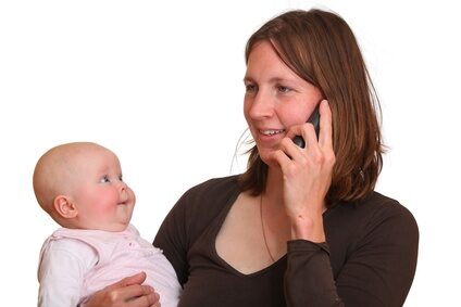 Frau mit Baby und Telefon