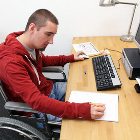 Rollstuhlfahrer Büro