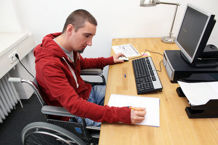 Rollstuhlfahrer Büro