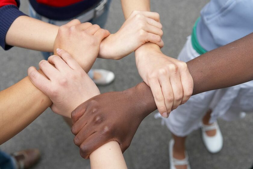 5 H..nde internationaler Herkunft halten sich gegenseitig