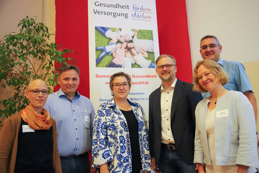 Marburgs Stadträtin Kirsten Dinnebier und Landrat Jens Womelsdorf (Mitte) hießen gemeinsam mit Rahel Häcker von der Gesunden Stadt (v.l.), Rolf Reul von der Geschäftsstelle der Initiative „Gesundheit fördern – Versorgung stärken“, Gesundheitsamt-Leiterin Dr. Birgit Wollenberg und Björn Backes, Leiter des städtischen Fachdienstes Sport, die Gäste der Präventionskonferenz willkommen.